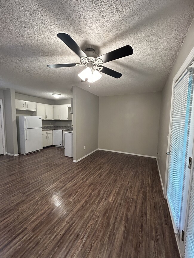 Building Photo - 221 Brooke Lynn Dr