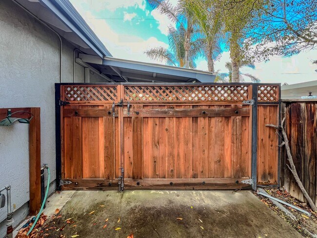 Foto del edificio - Charming Four Bedroom, Two-and-a-Half Bath...