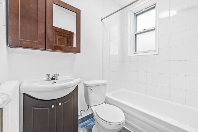 Building Photo - 4702 Ch Queen-Mary