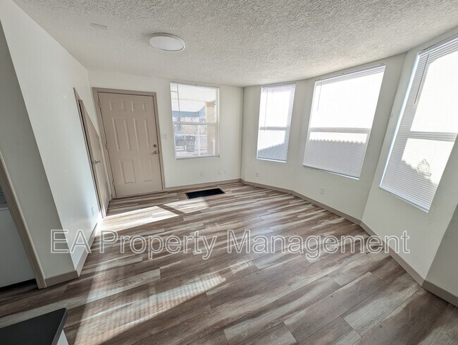 Building Photo - 725 Edith Blvd SE