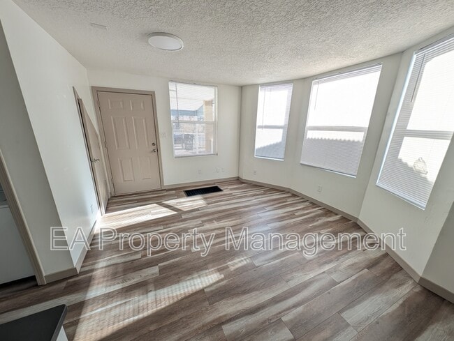 Foto del edificio - 725 Edith Blvd SE