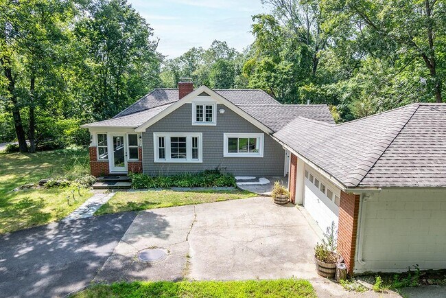 Foto del edificio - 137 Rocky Hill Rd