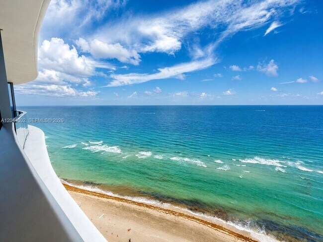 Foto del edificio - 15701 Collins Ave