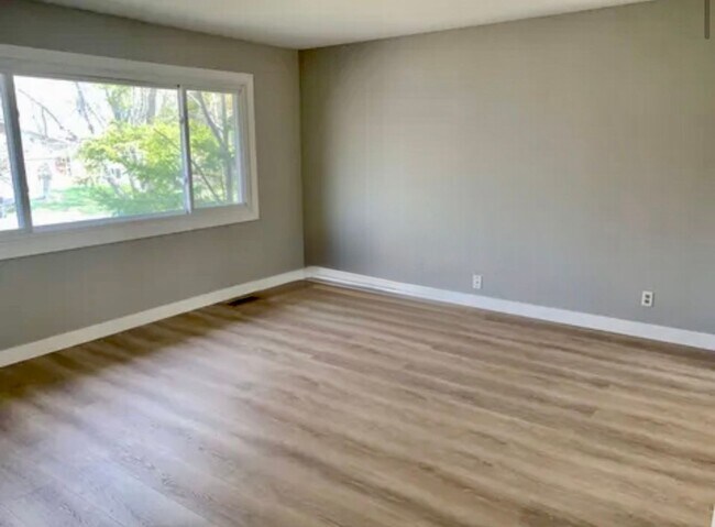 Building Photo - 4BR/4BA Eden Prairie Home In Cul De Sac Available 6/1 !