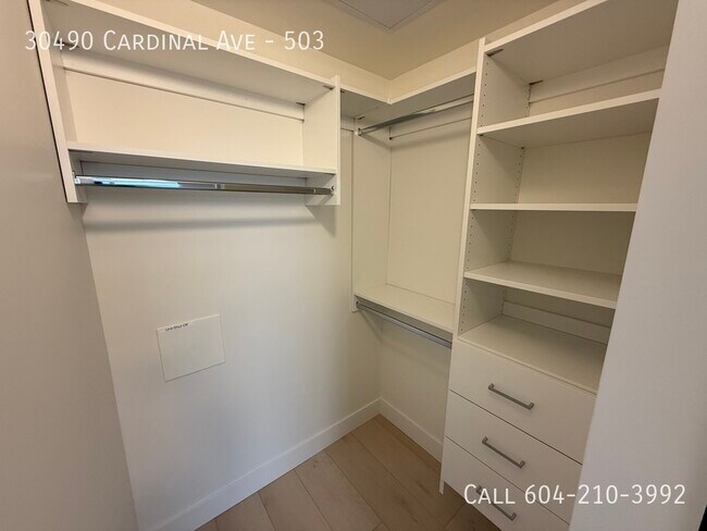 Photo du bâtiment - Brand New Highstreet Village Condo