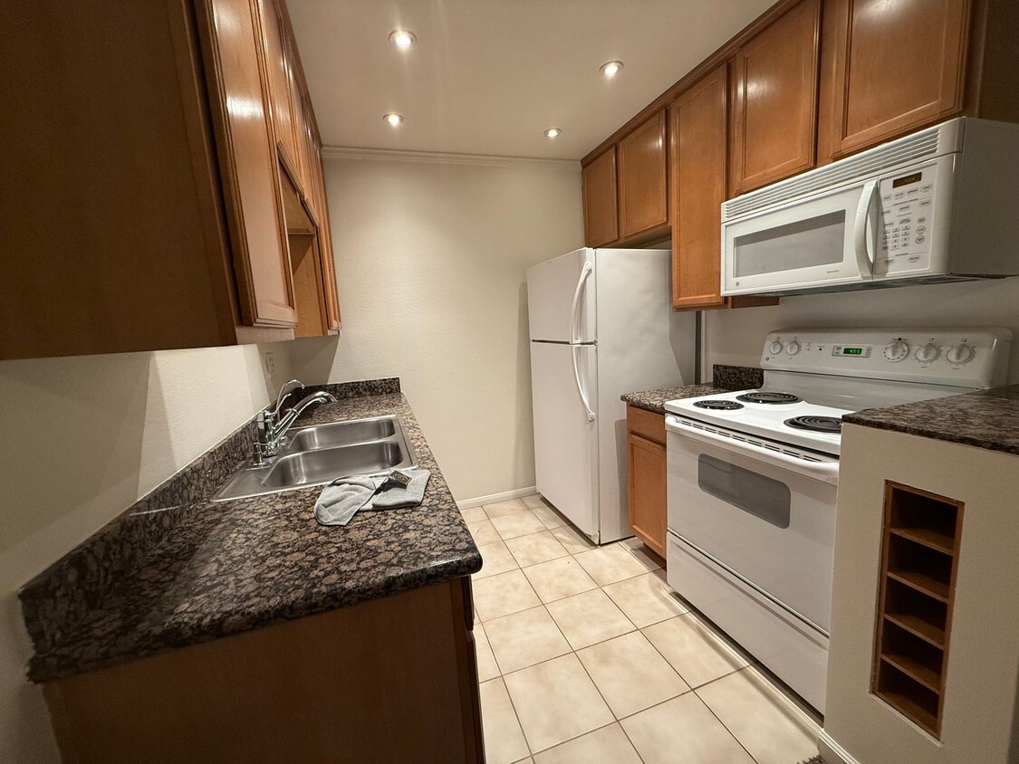 Foto principal - Perfect 1BD Condo in Clairemont with Parki...