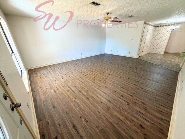 Foto del edificio - 2 bedroom 2 bath well maintained home close to city park!