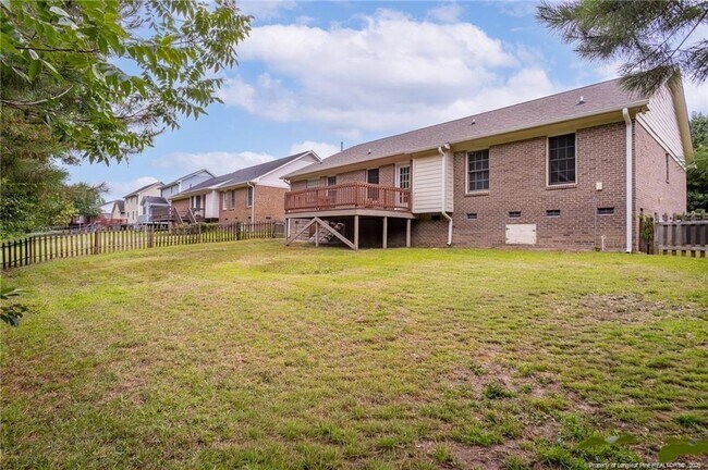 Foto del edificio - 402 Roundtree Dr