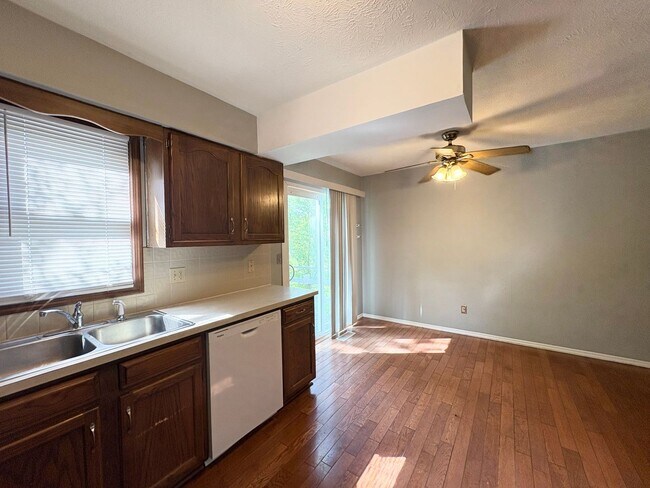 Foto del edificio - Spacious Two-Bedroom Duplex