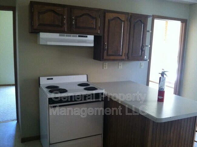 Building Photo - 4 bedroom in proximity to UWEC and downtown available June 1st