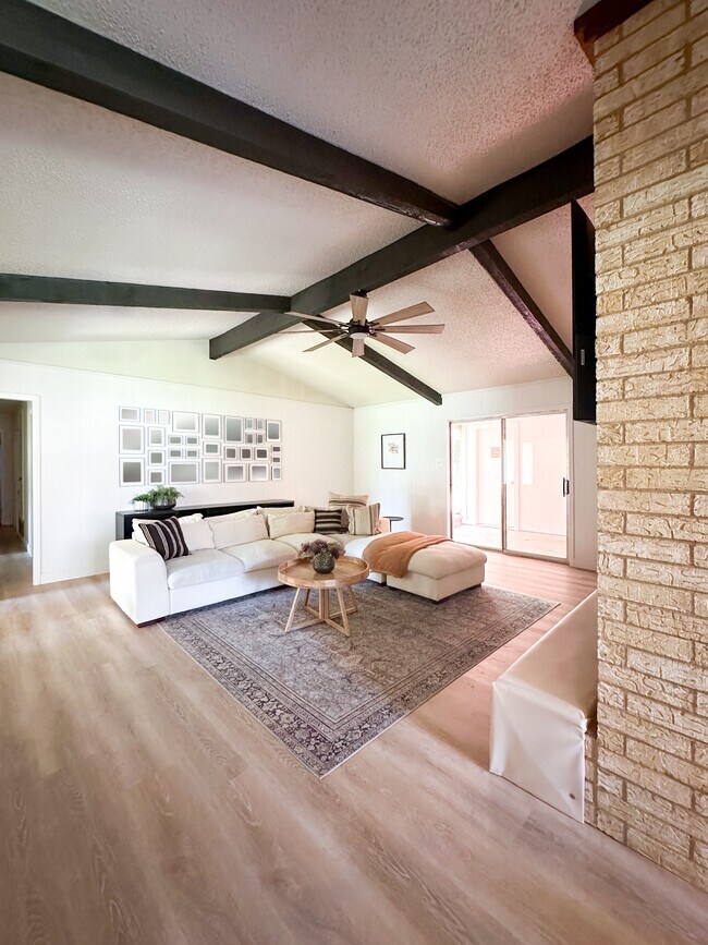 Building Photo - 635 Green Oak Dr