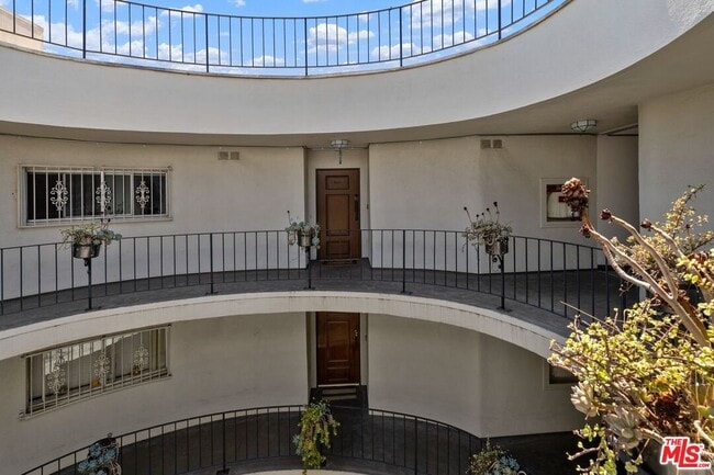 Foto del edificio - 2260 N Cahuenga Blvd