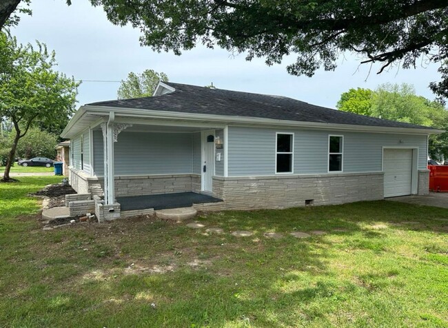 Building Photo - 3 bed/2 bath/1 car garage