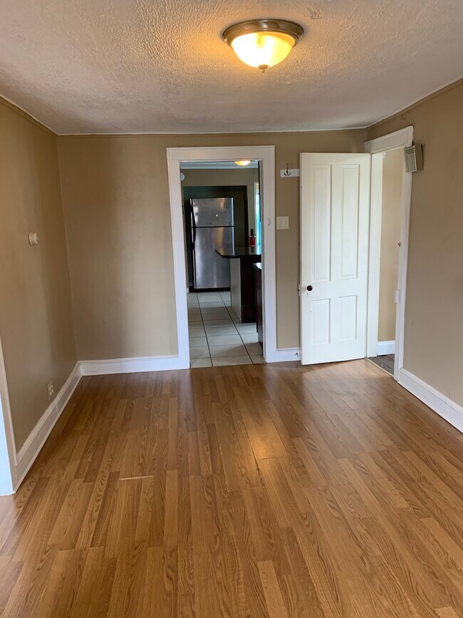 Foto del edificio - 1042 Taylor Avenue, Unit 2nd