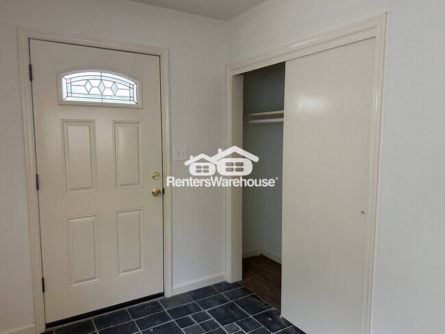 Foto del edificio - 17825 Falls Rd