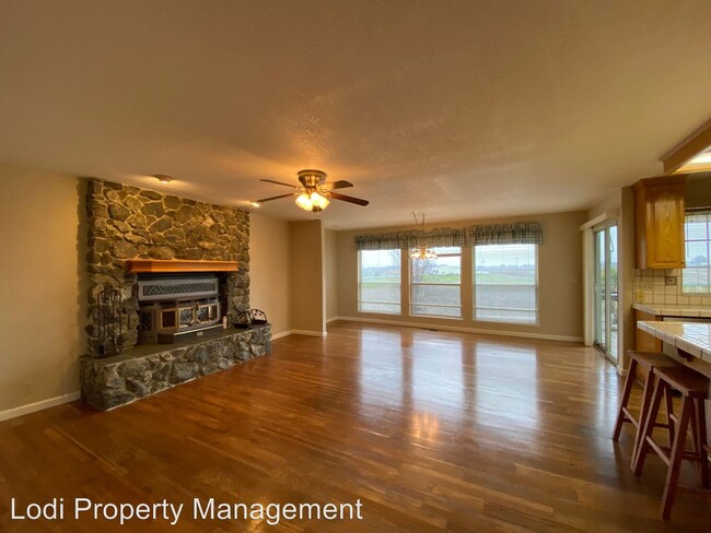Building Photo - 4 br, 2.5 bath House - 21409 Highway 12