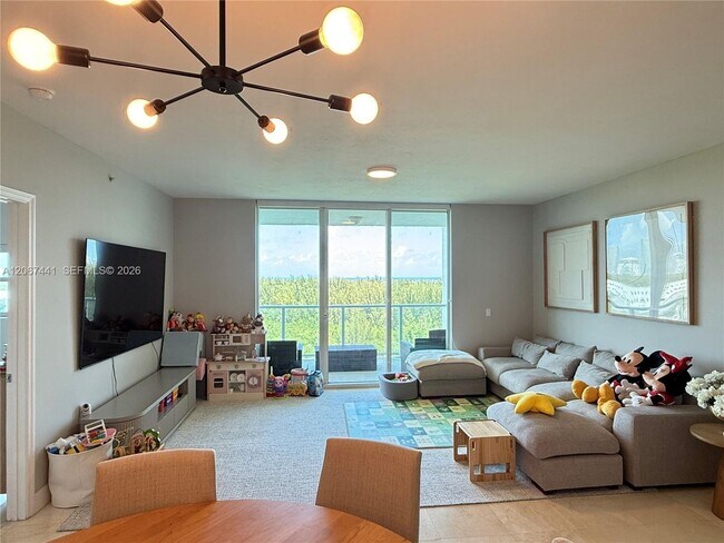Foto del edificio - 15051 Royal Oaks Ln
