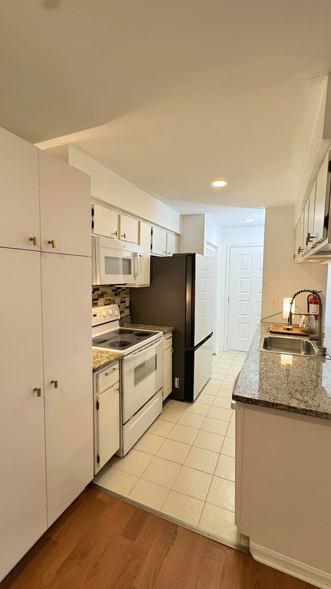 Building Photo - 25 Steeplechase Ct