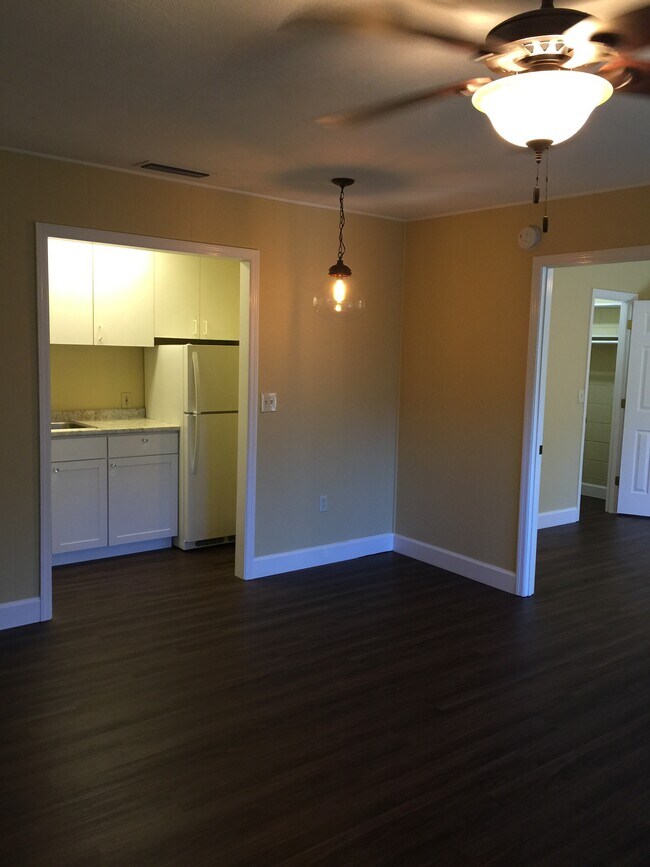 living room - 2241 W Pensacola St