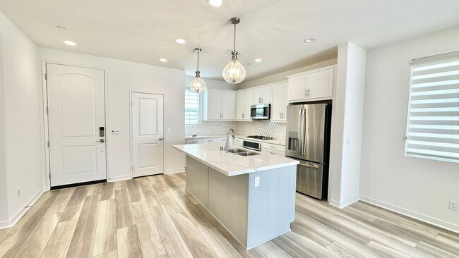 Foto del edificio - Beautiful Two-Story in the Private and Gat...
