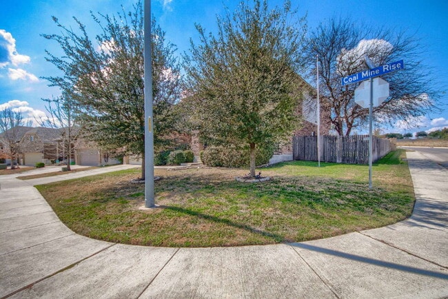 Building Photo - ****Go Big, Then Come Home to Comfort and Style!****