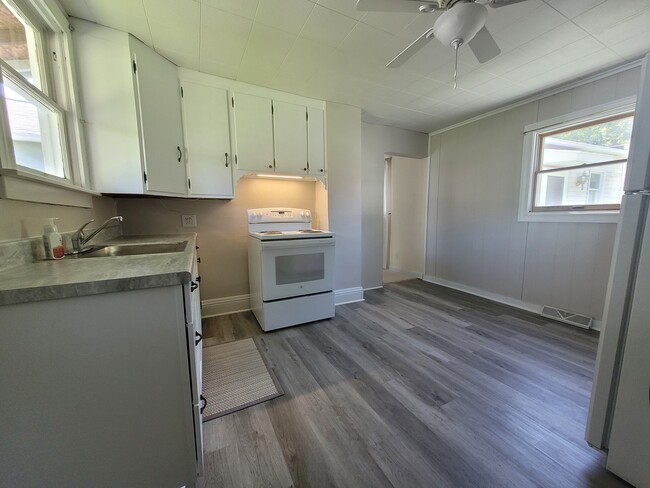 Building Photo - 807 Oak St