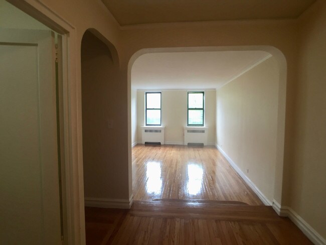 Foto del edificio - 235 Seaman Ave