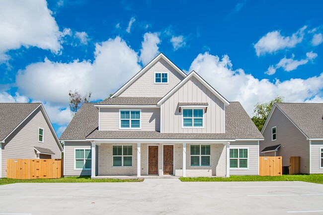 Building Photo - 511 Dominik Dr