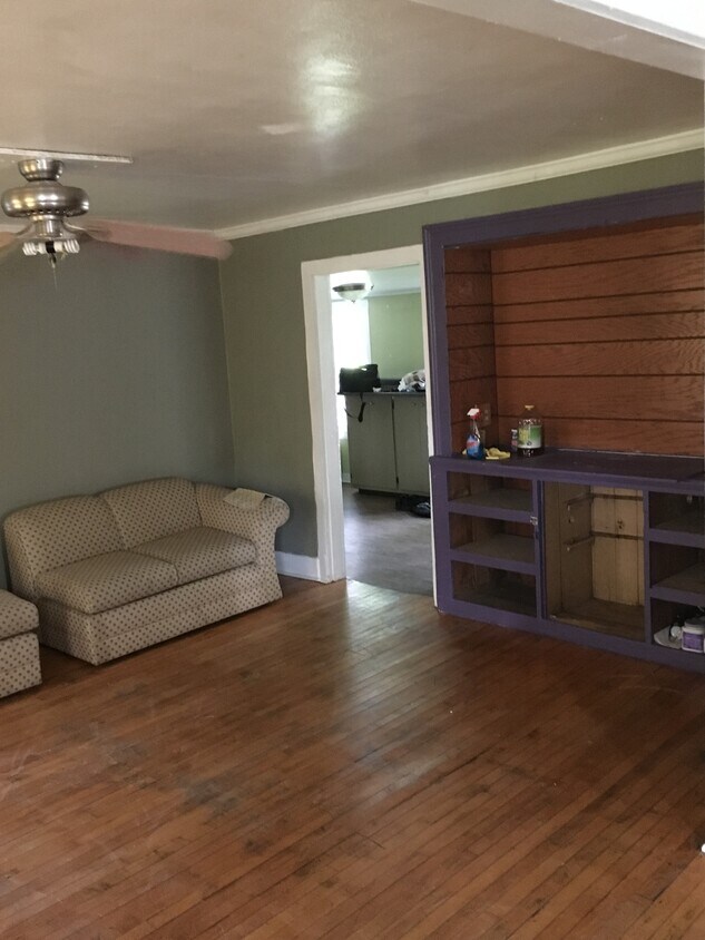 family room to kitchen - 231 N Prairie St