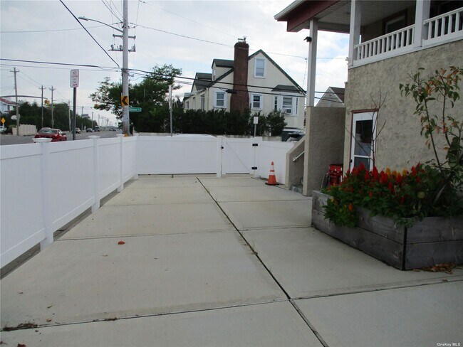 Foto del edificio - 56 Malone Ave