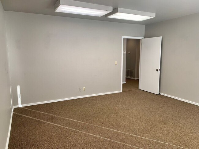 Building Photo - Great Office Space in Edmond with 4 Office...