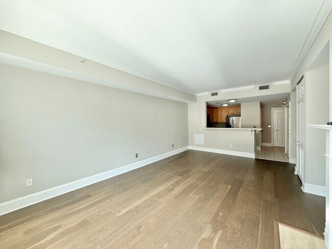 Building Photo - Stunning 1BD, 1.5BA Downtown Raleigh Condo...