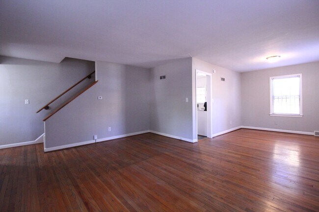 Building Photo - December FREE On This 2 Bedroom 1 Bath Duplex In The Waldo Area