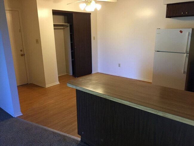 Building Photo - Huge 2 Bedroom in Crest Hill