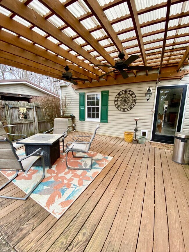 Foto del edificio - Spacious 3BR Home Minutes from Downtown Johnson City | W/D Included | Garden Beds