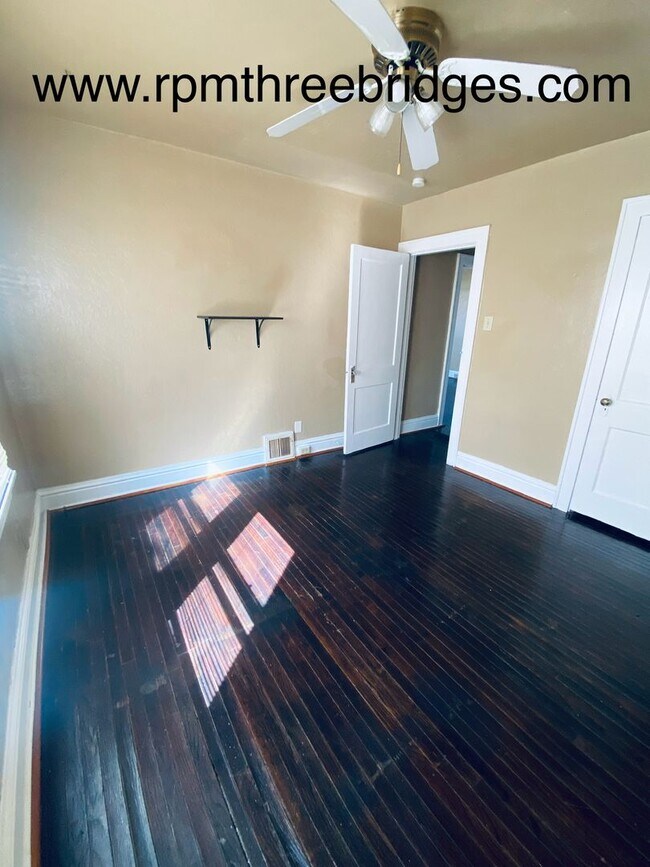 Building Photo - Cozy 2br/1ba House
