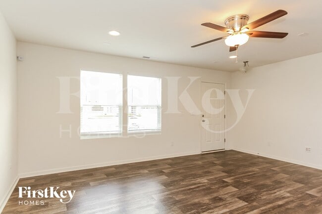 Foto del edificio - 147 Hidden Lakes Rd