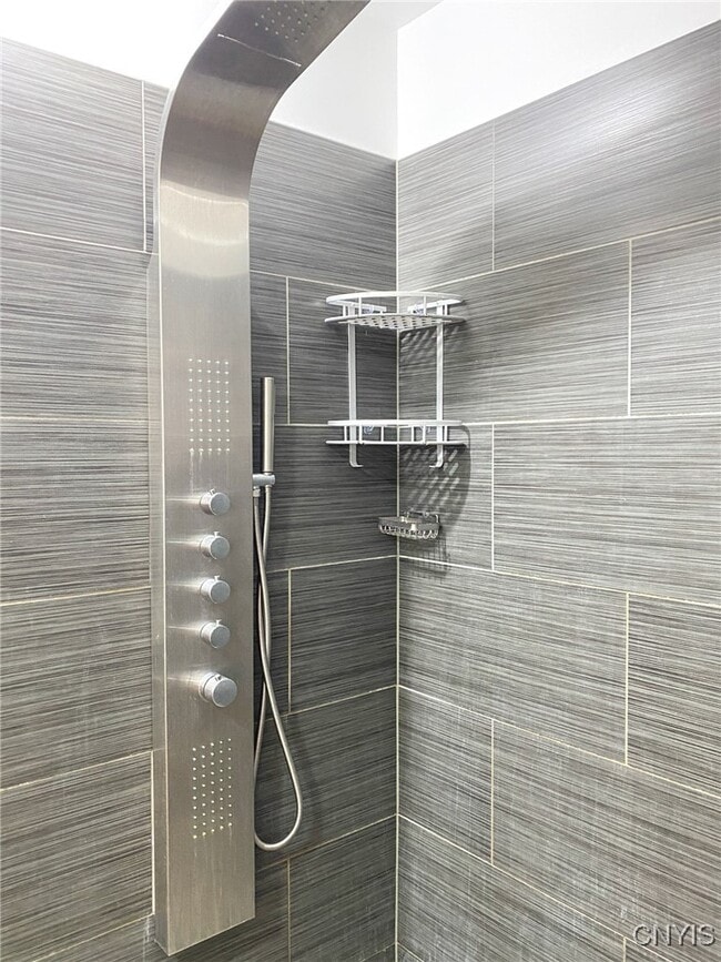 Building Photo - 412 Main St