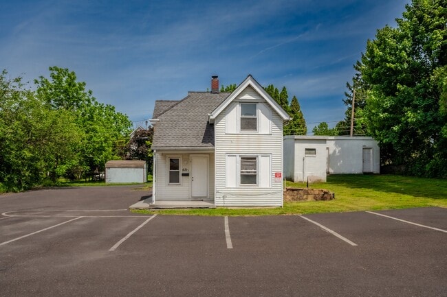 Building Photo - 631 Main St