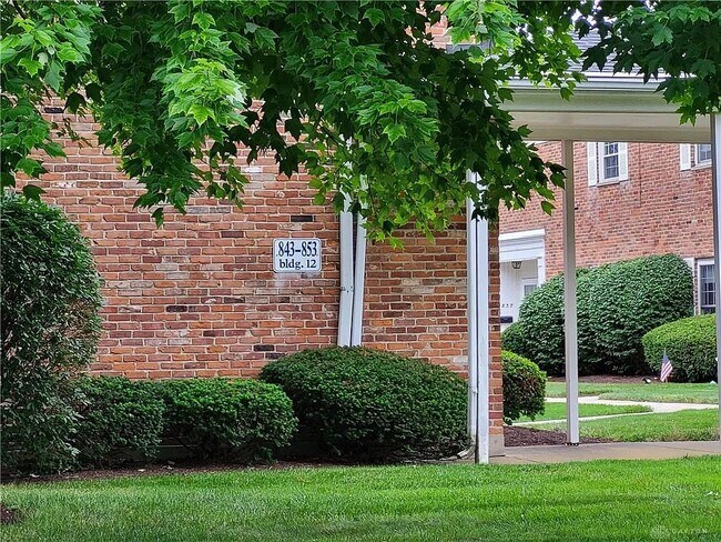 Foto del edificio - 851 Clareridge Ln