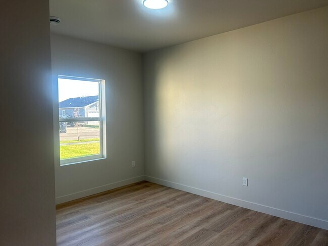 Foto del edificio - 3325 35th St W