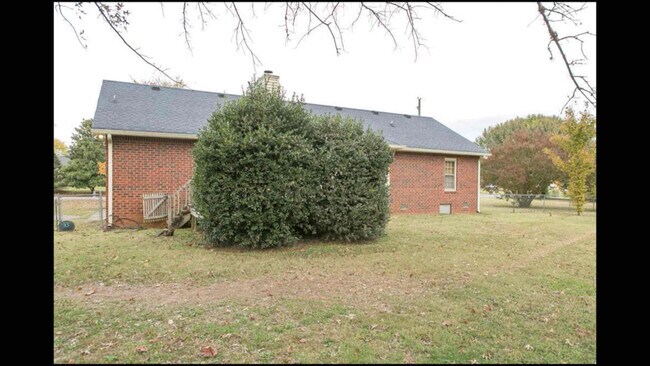 Building Photo - 101 Spruce Ct