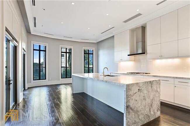 Foto del edificio - 3376 Peachtree Rd NE