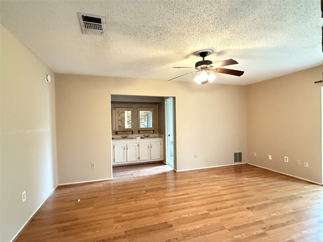 Foto del edificio - 16439 Hickory Knoll Dr
