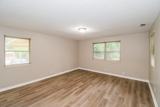 Building Photo - 7258 Greenway Dr
