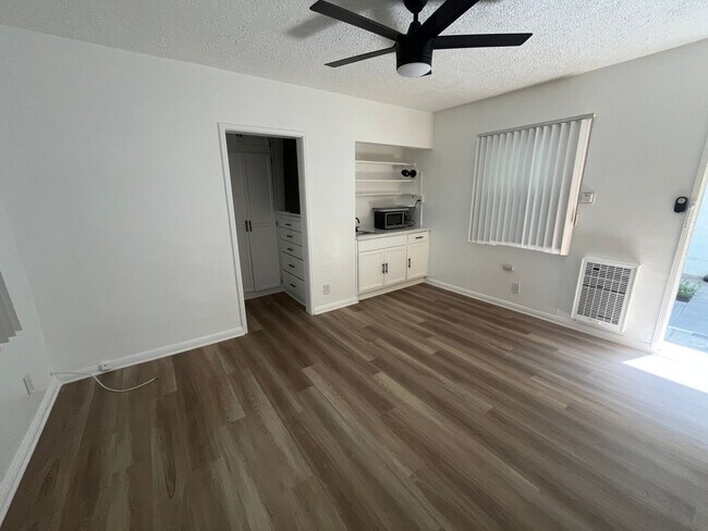 Foto del interior - 944 Tiverton Avenue