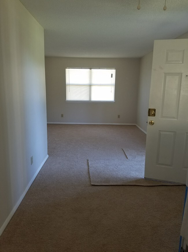 Building Photo - 111 Village Ln