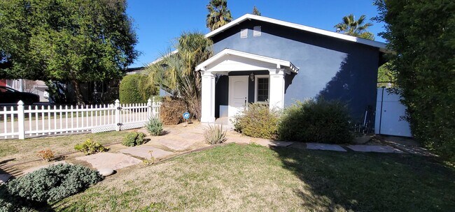 Building Photo - 2 Bed / 1 Bath Home with Gorgeous Backyard...