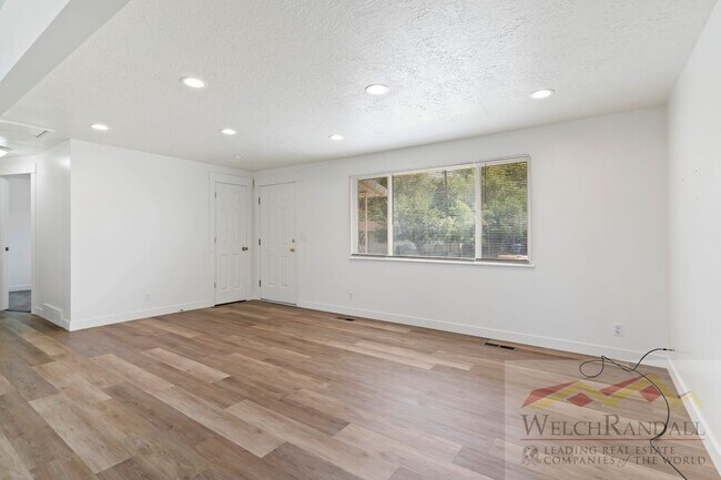 Foto del edificio - 4 Bedroom 2 Bath Duplex Home in Washington...