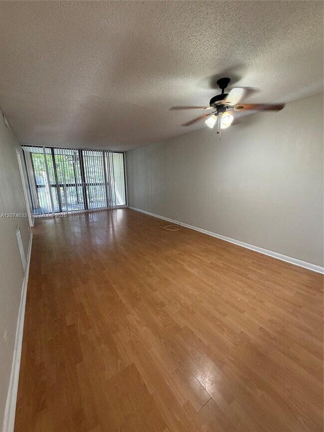 Foto del edificio - 8429 Forest Hills Dr